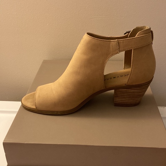 Lucky brand tan suede open toe booties (7.5) - Picture 4 of 7